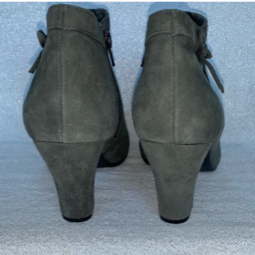Aerosoles grey Steamroller suede booties 8-1/2 wide - Picture 11 of 11